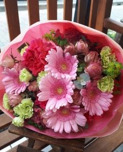 オールラウンド花束「フルール花もと」（神奈川県秦野市の花屋）のギャラリー写真