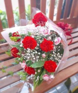 カーネーションの花束「フルール花もと」（神奈川県秦野市の花屋）のギャラリー写真