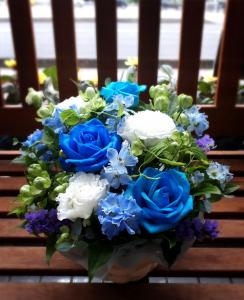 青いバラのアレンジメント☆|「フルール花もと」　（神奈川県秦野市の花屋）のブログ